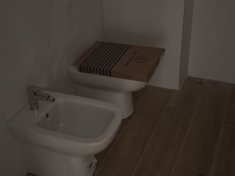 Bagno con vasca dopo la ristrutturazione degli impianti