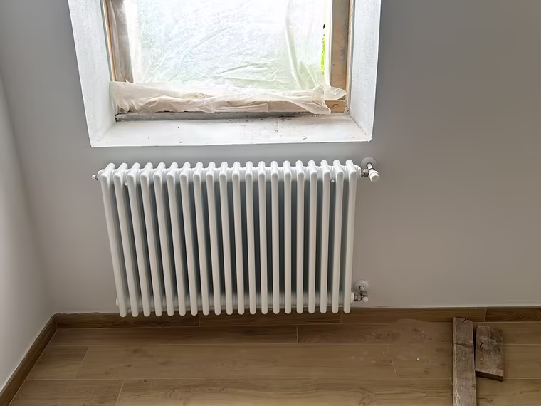 Termosifone installato a parete dopo il rifacimento dell'impianto